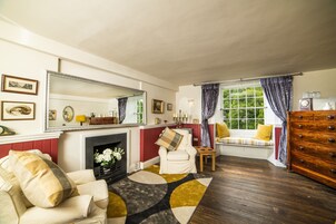 Luxury House | Living room | 32-inch LED TV with digital channels, TV