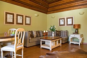 Suite – superior, fjellutsikt | Oppholdsområde | Flatskjerm-TV