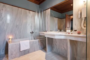 Suite superior, vista a la montaña | Baño | Amenidades de baño gratuitas, secadora de cabello, pantuflas, toallas 