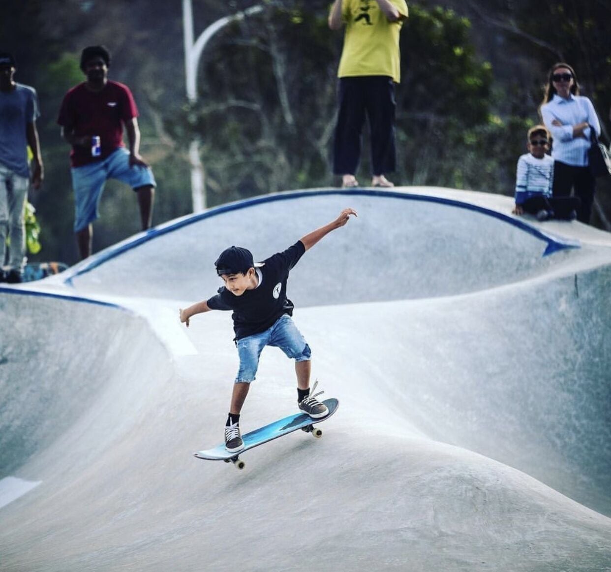 Un skateur exécutant une figure dans un skatepark.