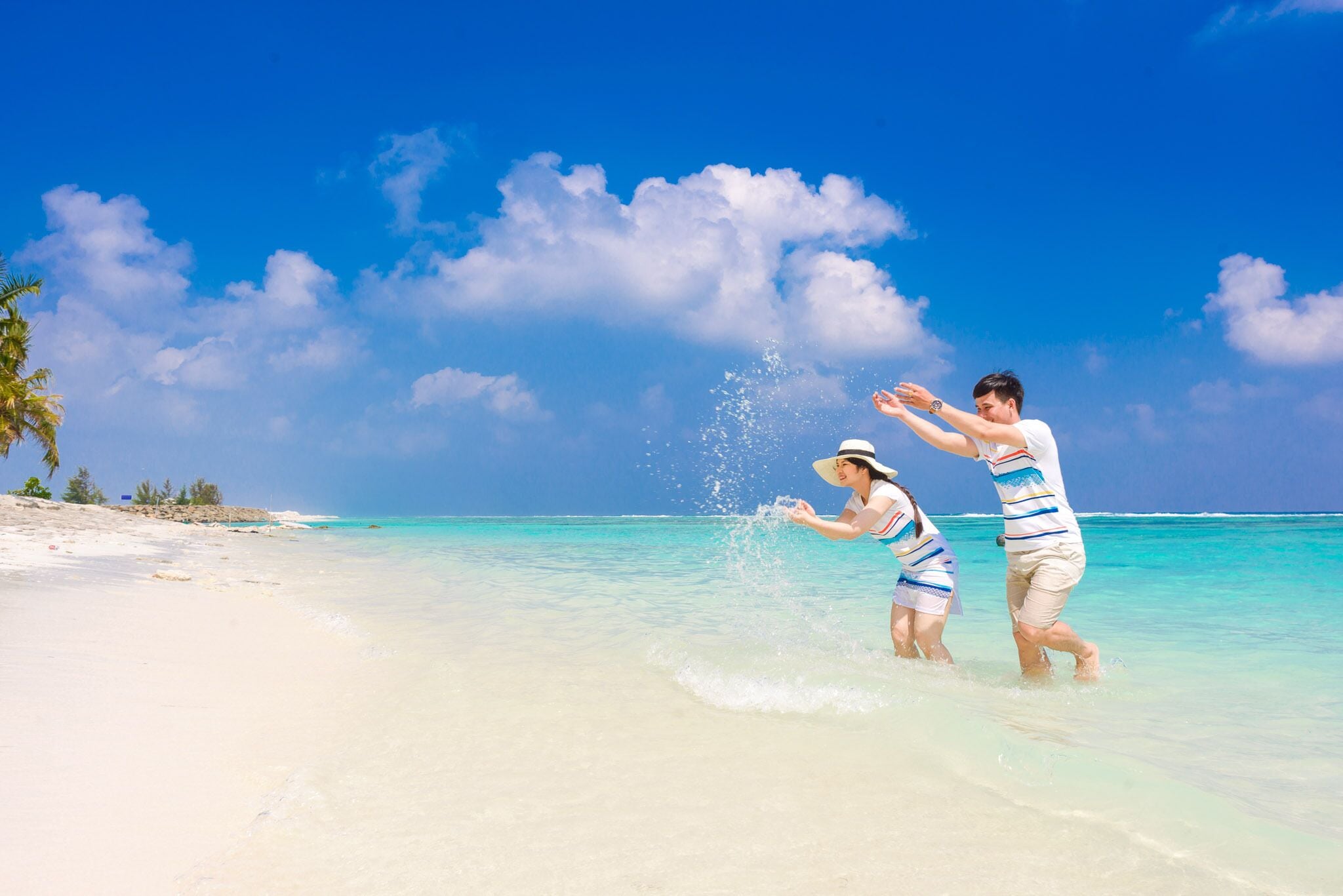 Escena de playa con agua turquesa cristalina y una orilla arenosa.