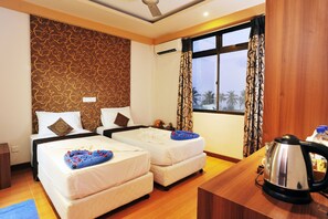 Minibar, safe på rommet, blendingsgardiner og strykejern/-brett