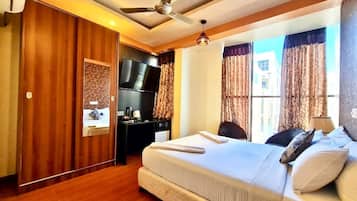 Deluxe-Zimmer (Return Airport Transfers) | Minibar, Zimmersafe, Verdunkelungsvorhänge, Bügeleisen/Bügelbrett