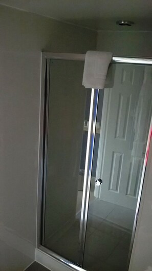 Comfort Twin Room, 2 Single Beds | Bathroom shower