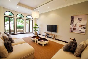 Villa, 3 habitaciones | Sala de estar | Una televisión de pantalla plana