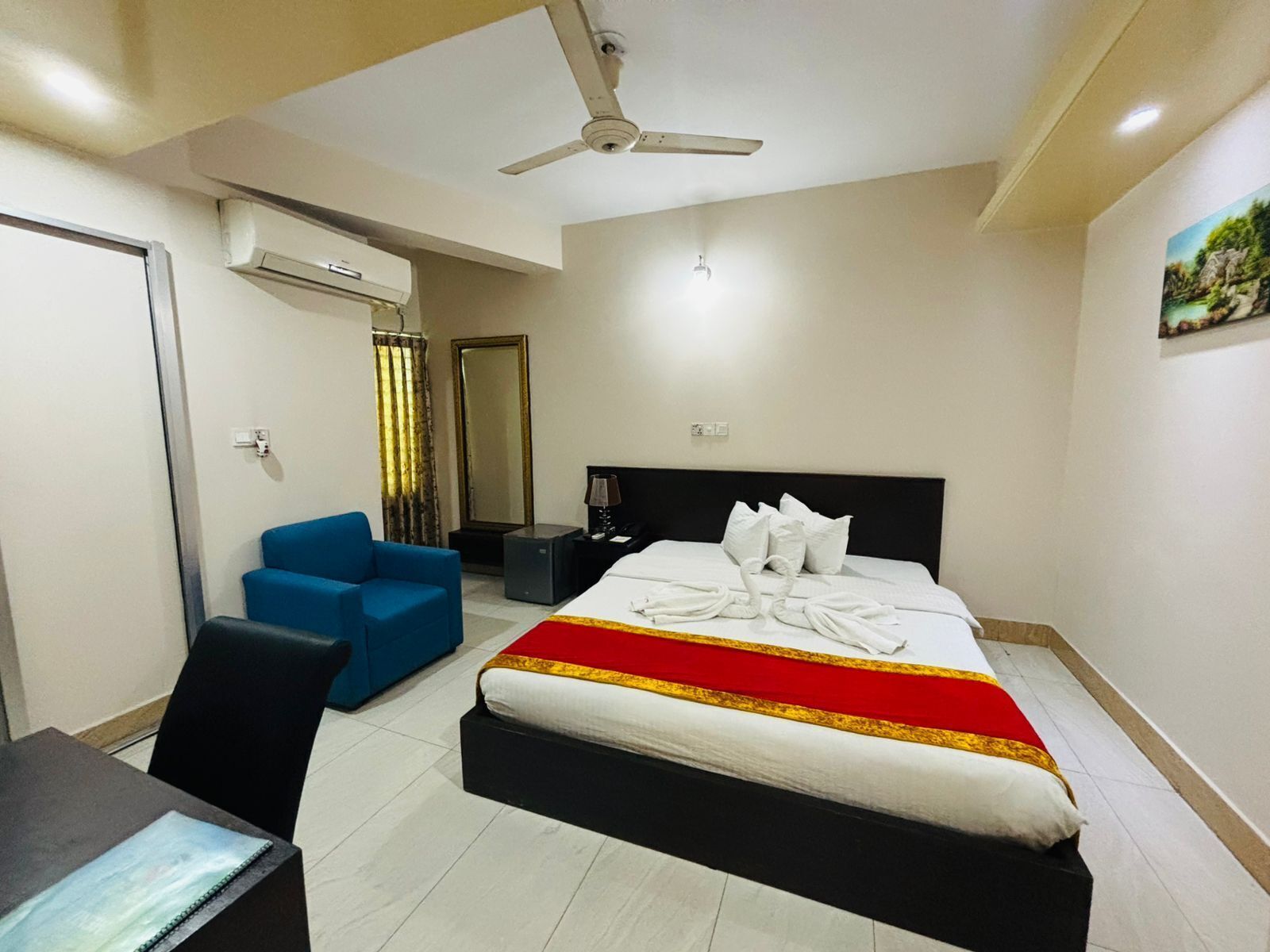 Deluxe Double Room | 1 bedroom, minibar, in-room safe, individually furnished