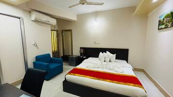 Quarto casal luxo | 1 quarto, roupas de cama premium, frigobar, cofres nos quartos