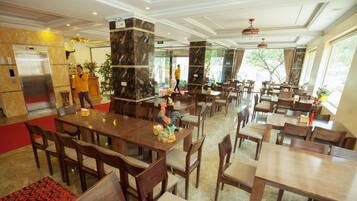 Breakfast, lunch, dinner served; local and international cuisine