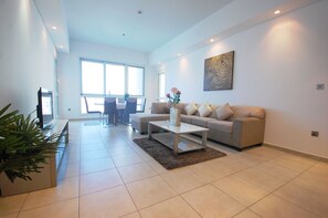 Departamento, 3 habitaciones | Sala de estar | Televisión 