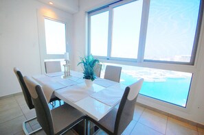 Apartment, 3 Bedrooms | In-room dining