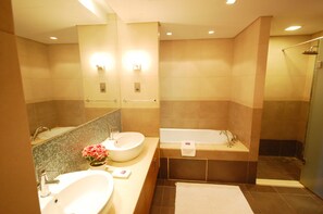 Departamento, 3 habitaciones | Baño | Regadera y amenidades de baño gratuitas 