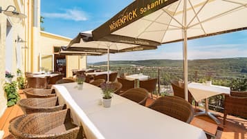 Restaurante con mesas al aire libre 