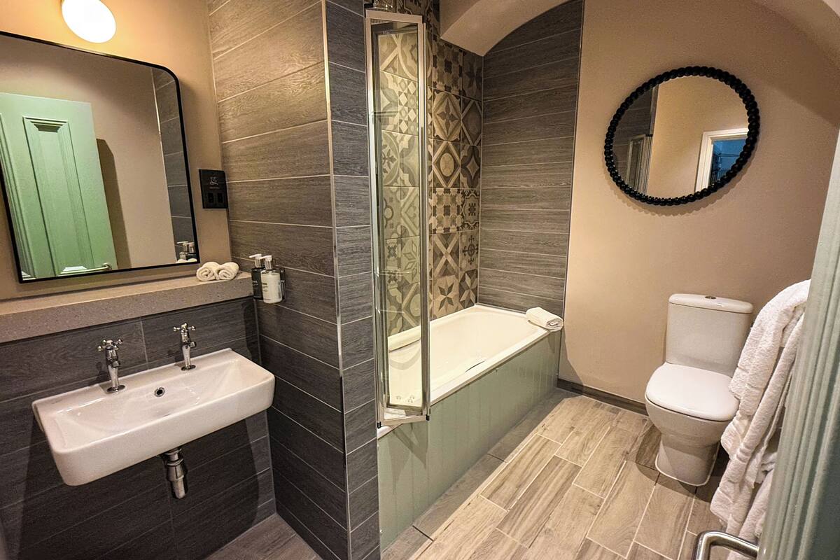 superior king room  | bathroom | free toiletries, hair dryer, towels