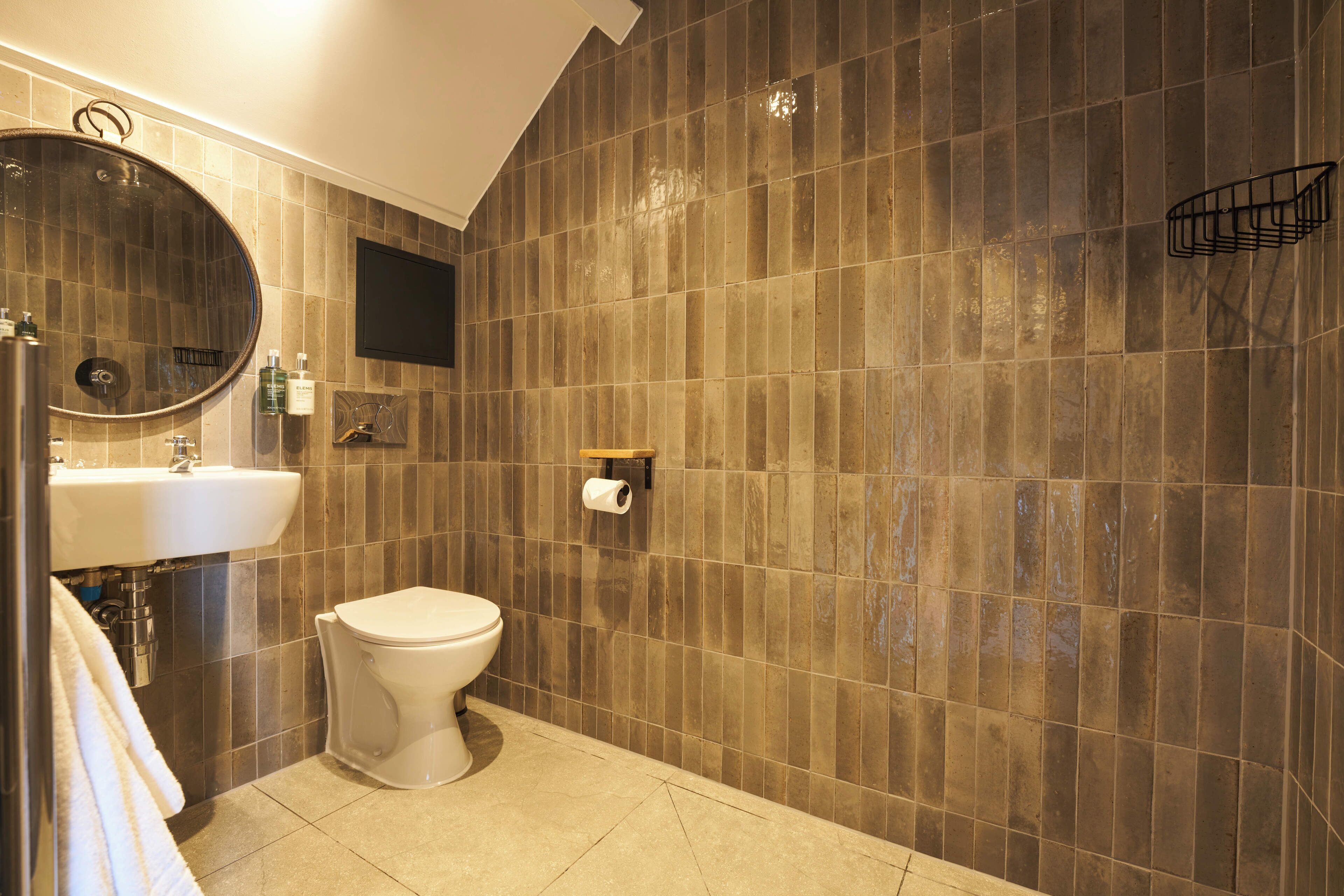 classic triple room | bathroom | free toiletries, hair dryer, towels