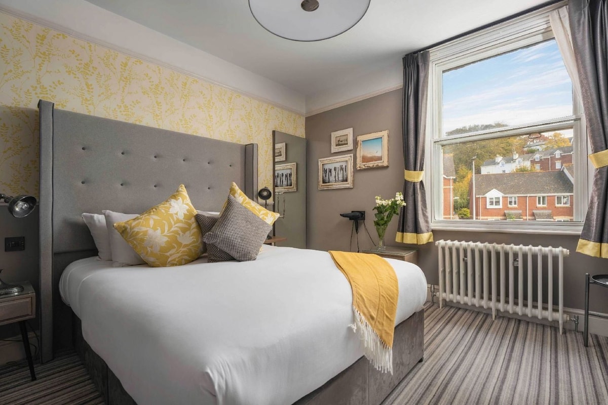 Premium bedding, minibar, desk, soundproofing