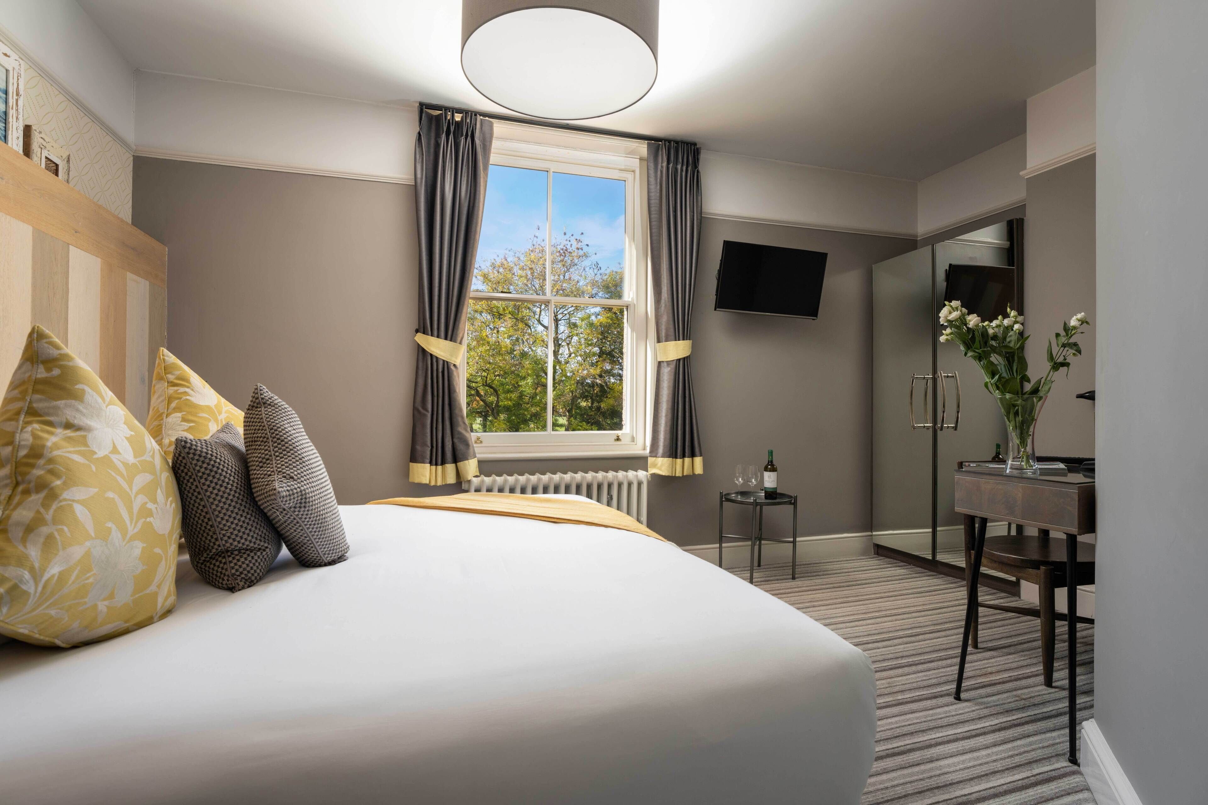 superior king room  | premium bedding, minibar, desk, soundproofing