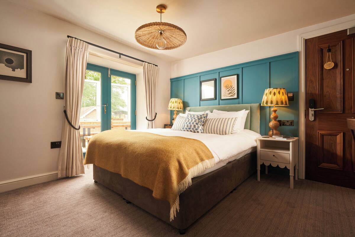 superior suite, river view | premium bedding, minibar, desk, soundproofing