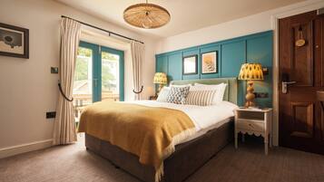 Deluxe Suite | Premium bedding, minibar, desk, soundproofing
