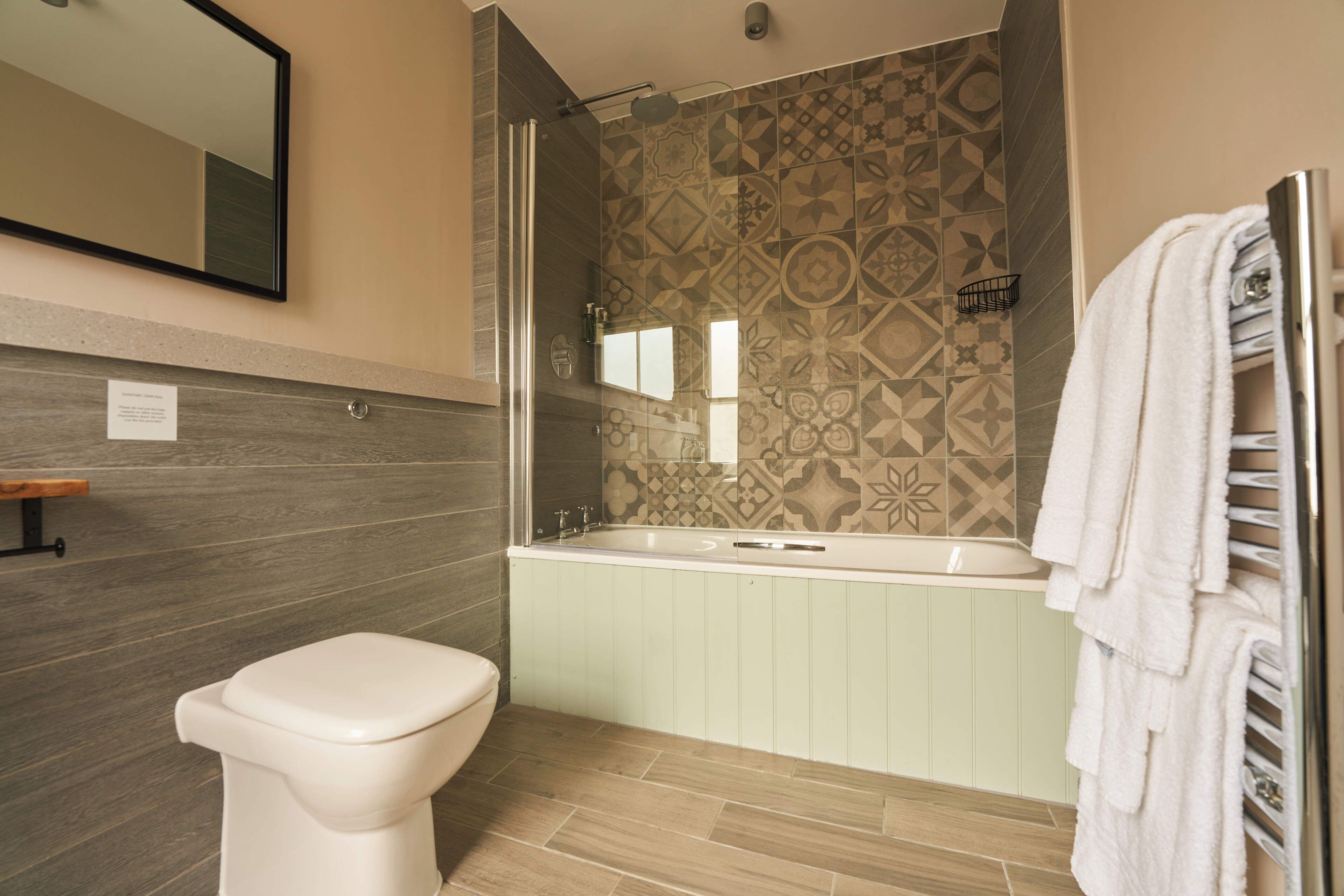 deluxe double or twin room, river view | premium bedding, minibar, desk, soundproofing