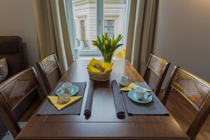 Refrigerador, microondas, placa de cocina, cafetera/tetera