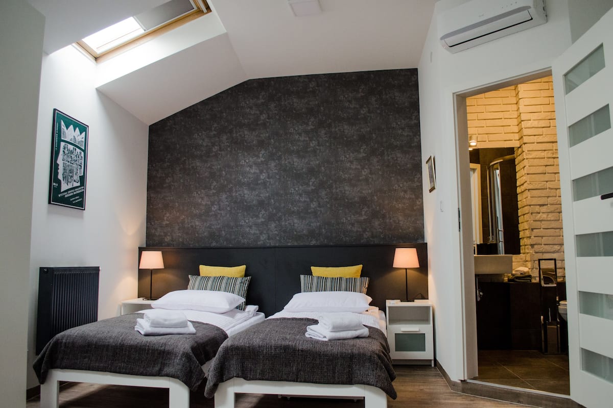 1 bedroom, premium bedding, blackout drapes, soundproofing