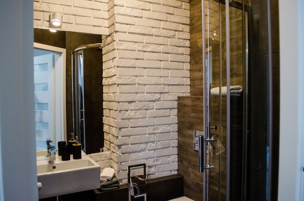 Luxury Studio Suite, 2 Twin Beds (Studio 20) | Bathroom | Shower, free toiletries, hair dryer, towels
