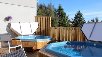 Bañera de hidromasaje al aire libre