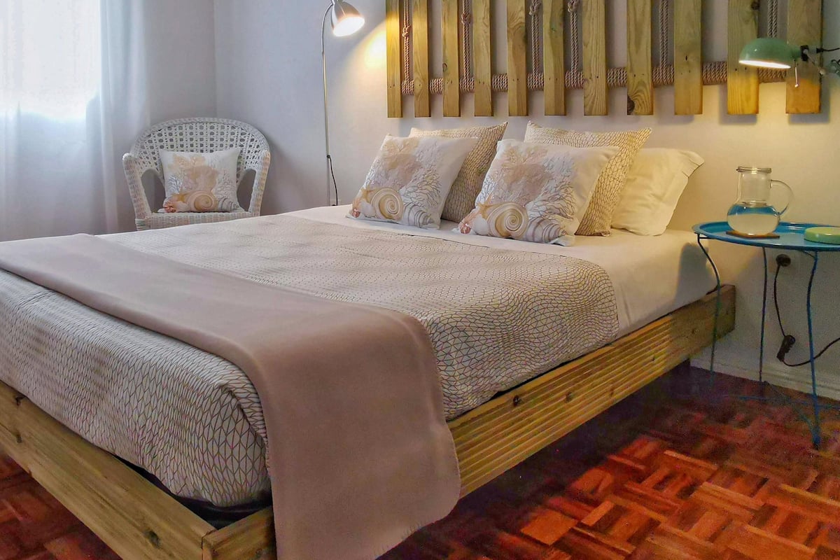 Double Room, Private Bathroom, Patio View (B) | Con stile personalizzato, con arredamento individuale, tende oscuranti