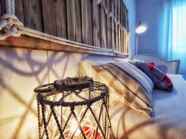 A bed with a headboard, a bedside lamp, and a window with curtains. - Roaz de Bandeira House (Olhao)