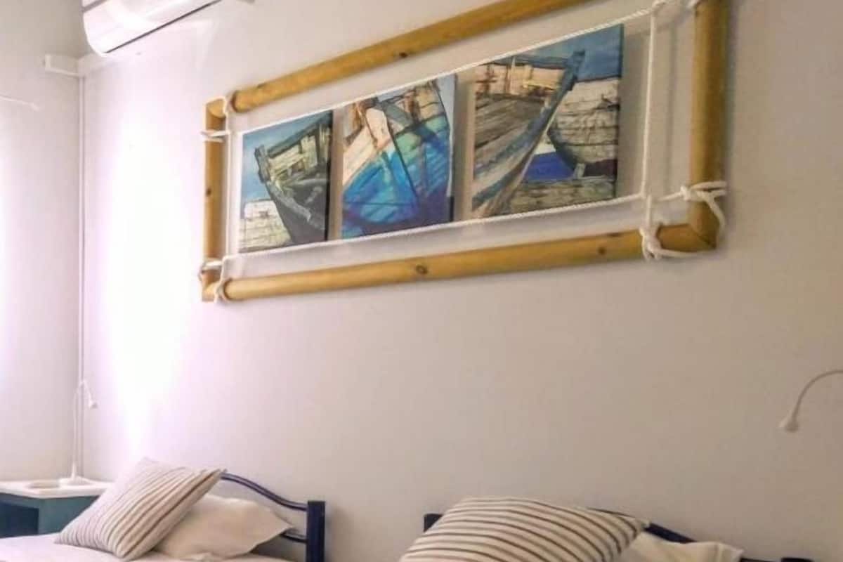 Camera con 2 letti singoli, bagno privato | Con stile personalizzato, con arredamento individuale, tende oscuranti