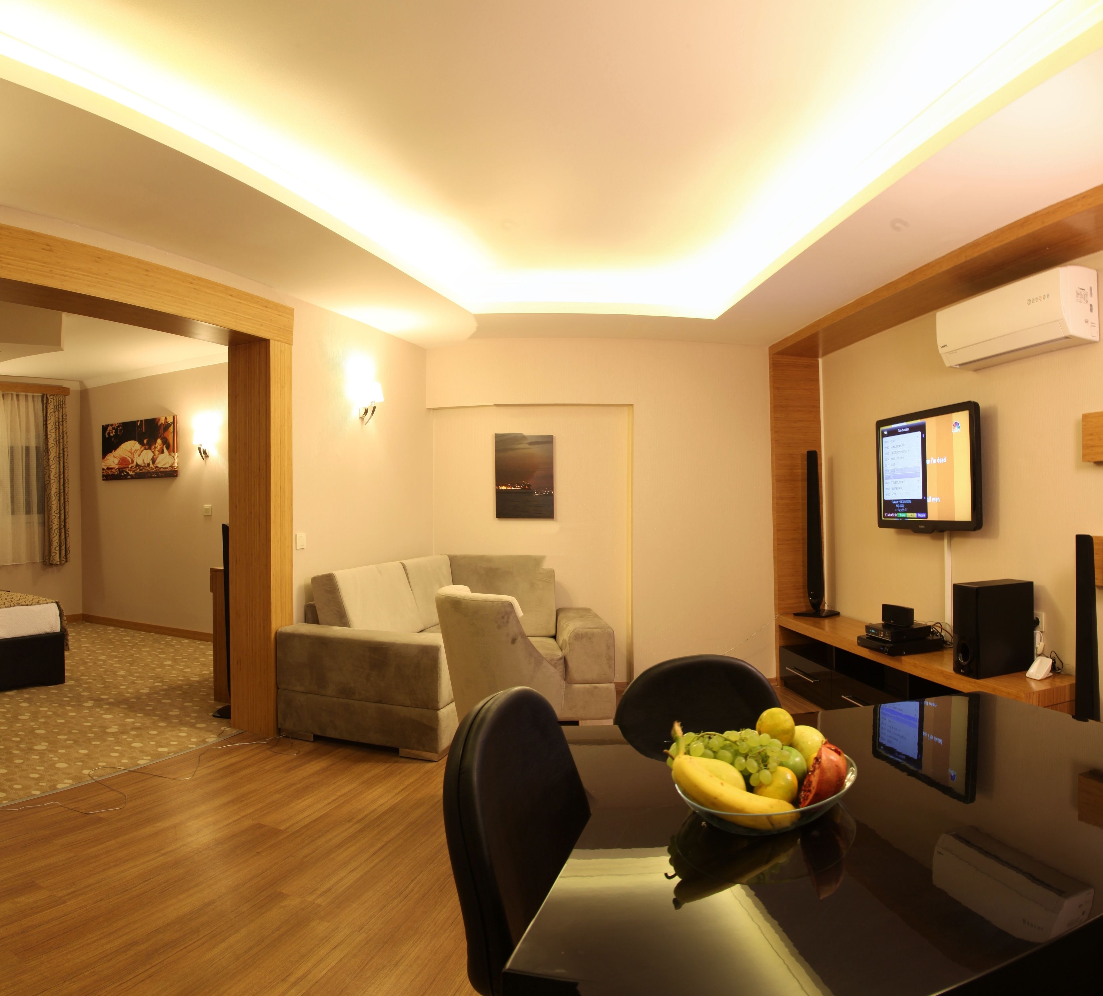 Presidential Suite | Living area | 22-inch LCD TV with satellite channels, TV