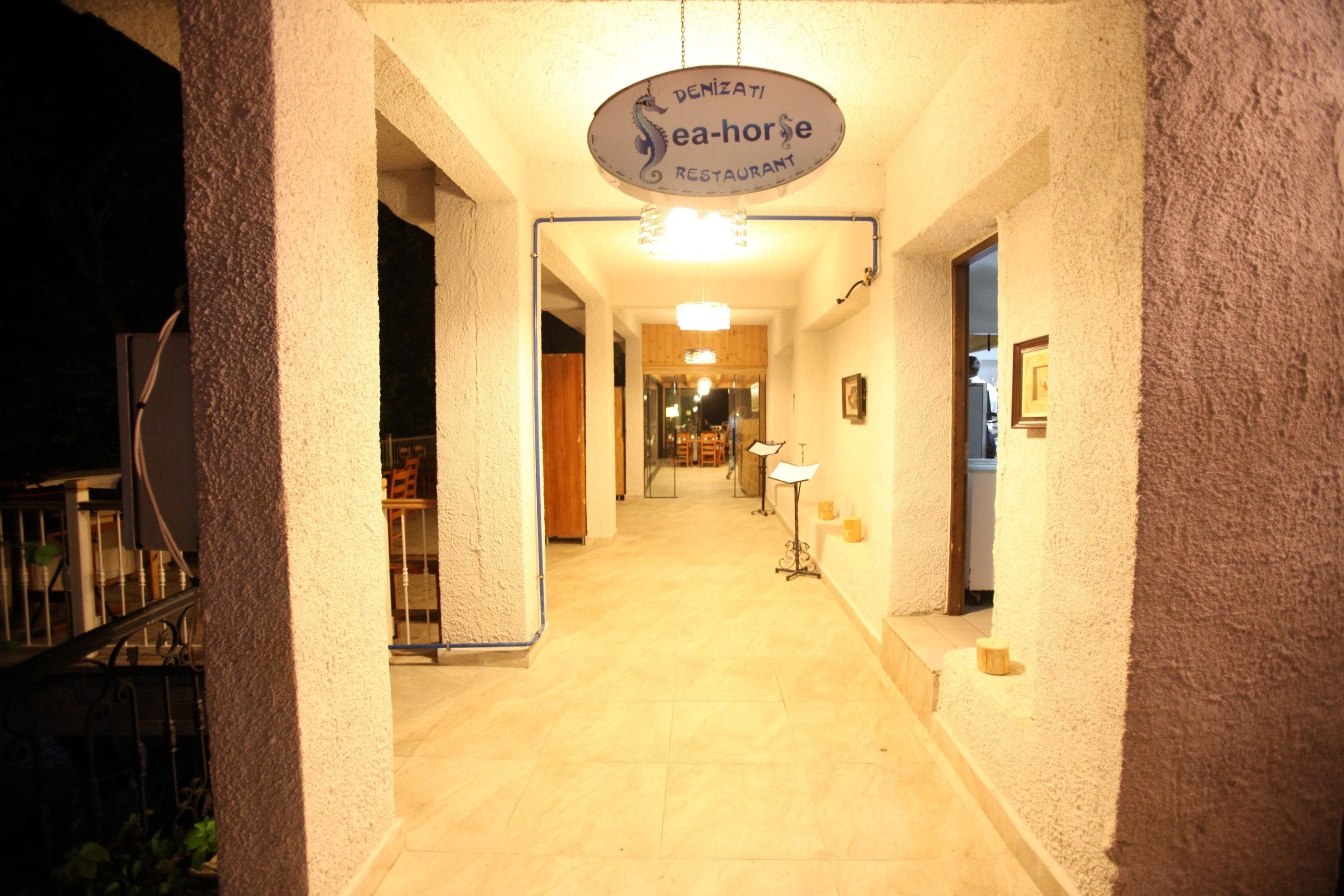 2 restaurants, breakfast served