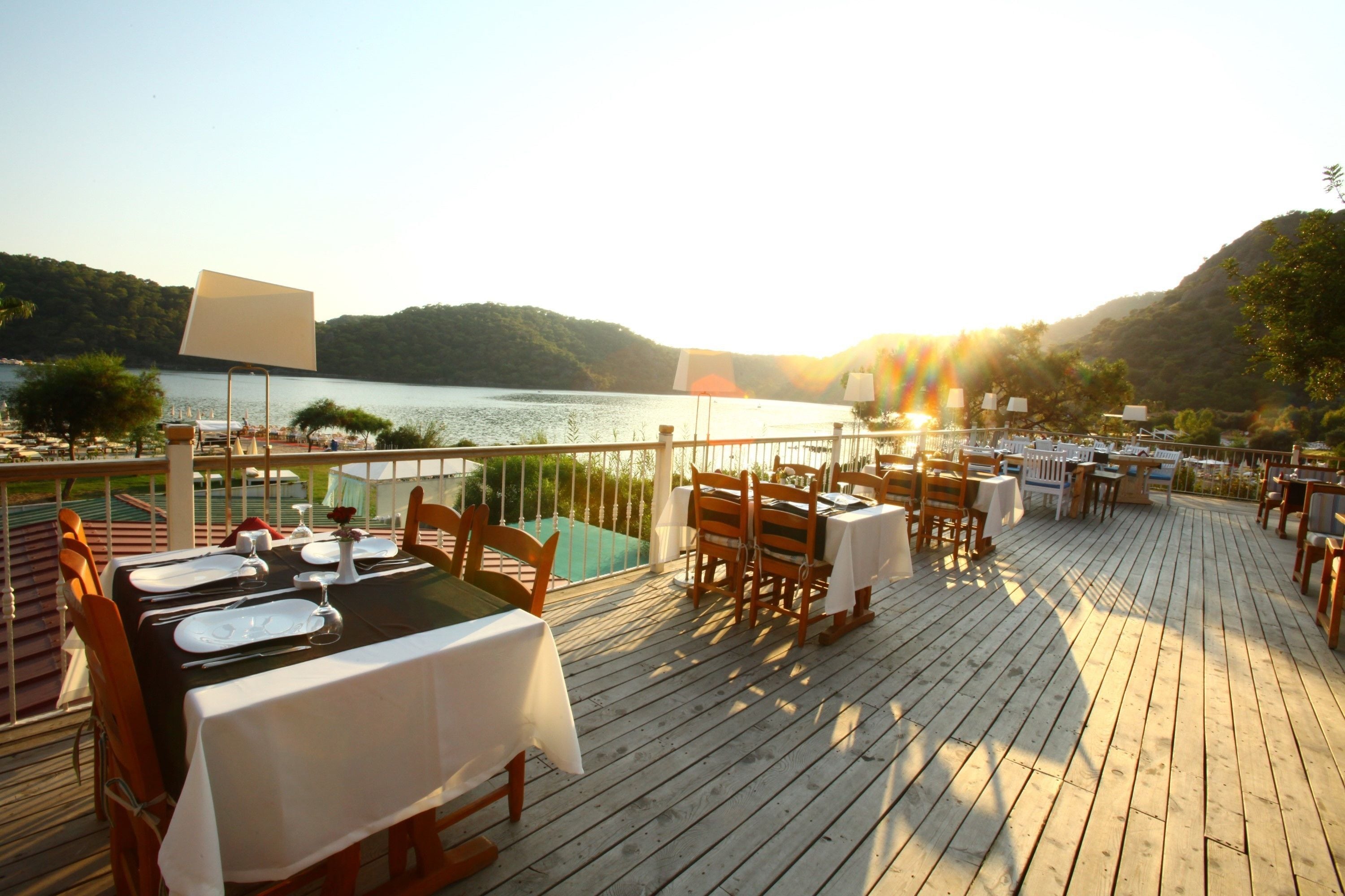 2 restaurants, breakfast served