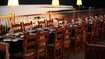 2 restaurants, serveren ontbijt