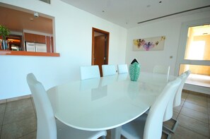 Apartment, 3 Bedrooms | In-room dining