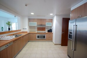 Apartment, 3 Bedrooms | Private kitchen