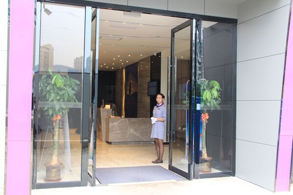 Property entrance - Lavande Hotel GZ LongDong Metro Station Branch (Guangzhou)