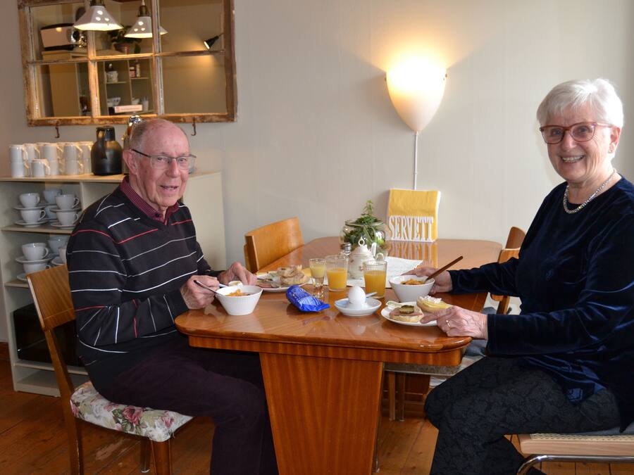 Una mesa de comedor con sillas, una cafetera y un letrero que dice "SERVETT".