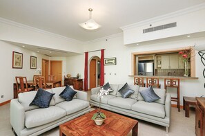 Apartment, 2 Queen-Betten, Balkon | Wohnbereich | Fernseher