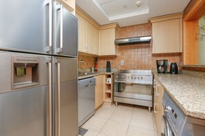 Apartment, 2 Queen Beds, Balcony | Private kitchen | Fridge, microwave, oven, stovetop - Kennedy Towers - Al Anbara (Dubai)