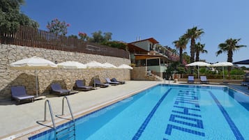 Piscine extérieure, parasols de plage, chaises longues