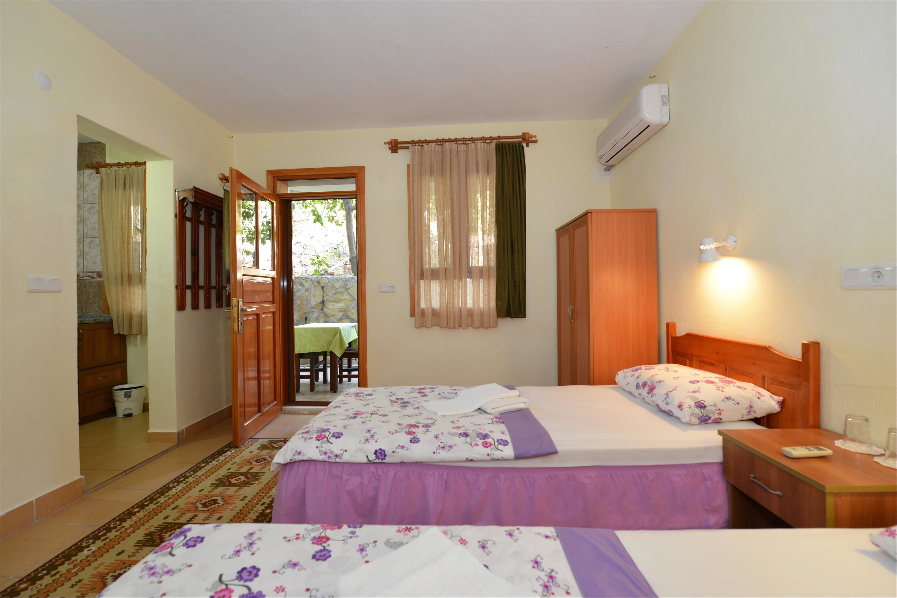 standard triple room | in-room safe, desk, free wifi