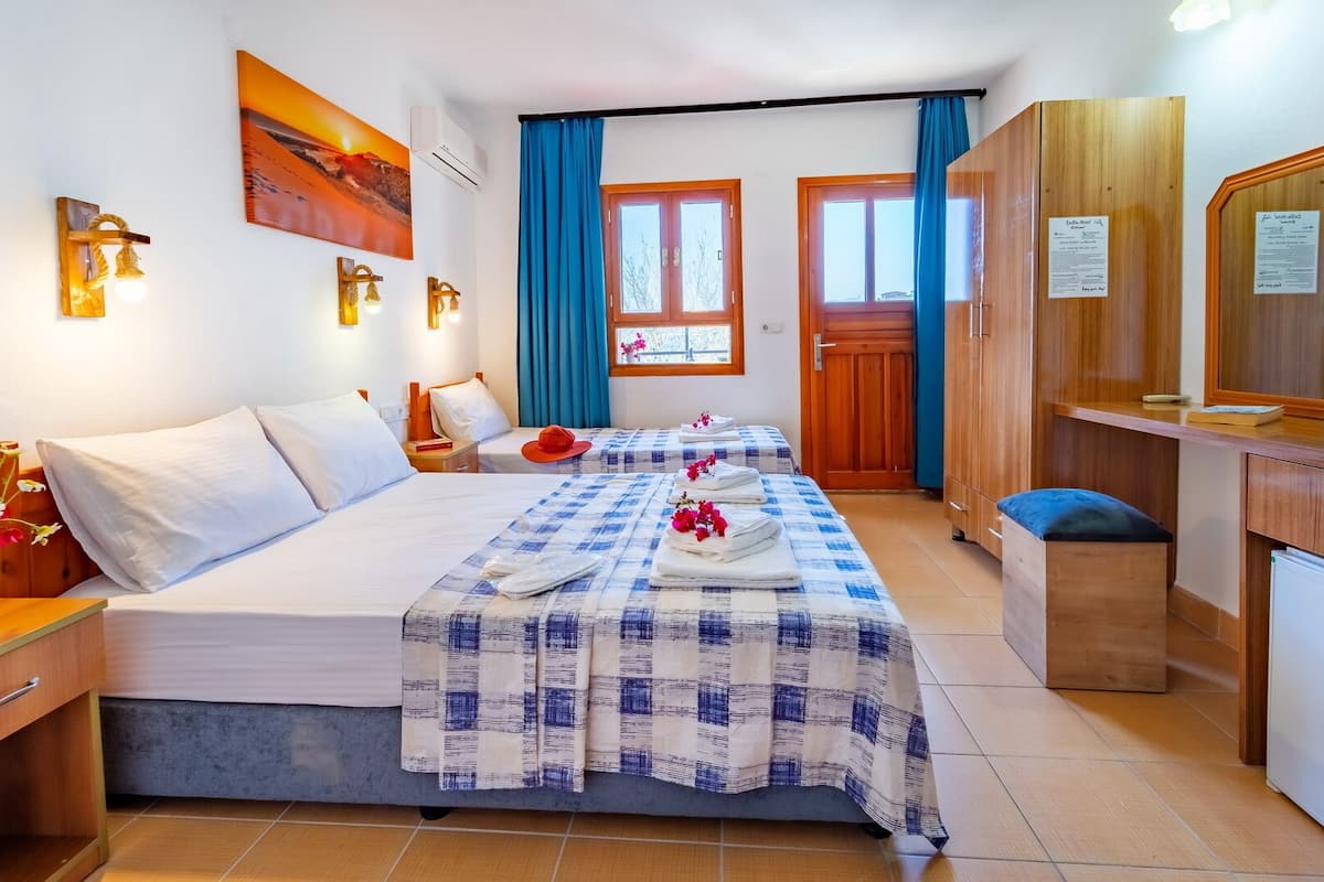 standard triple room | in-room safe, desk, free wifi