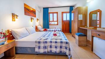 Chambre triple Standard | Coffre-fort, bureau, accès au Wi-Fi (inclus)