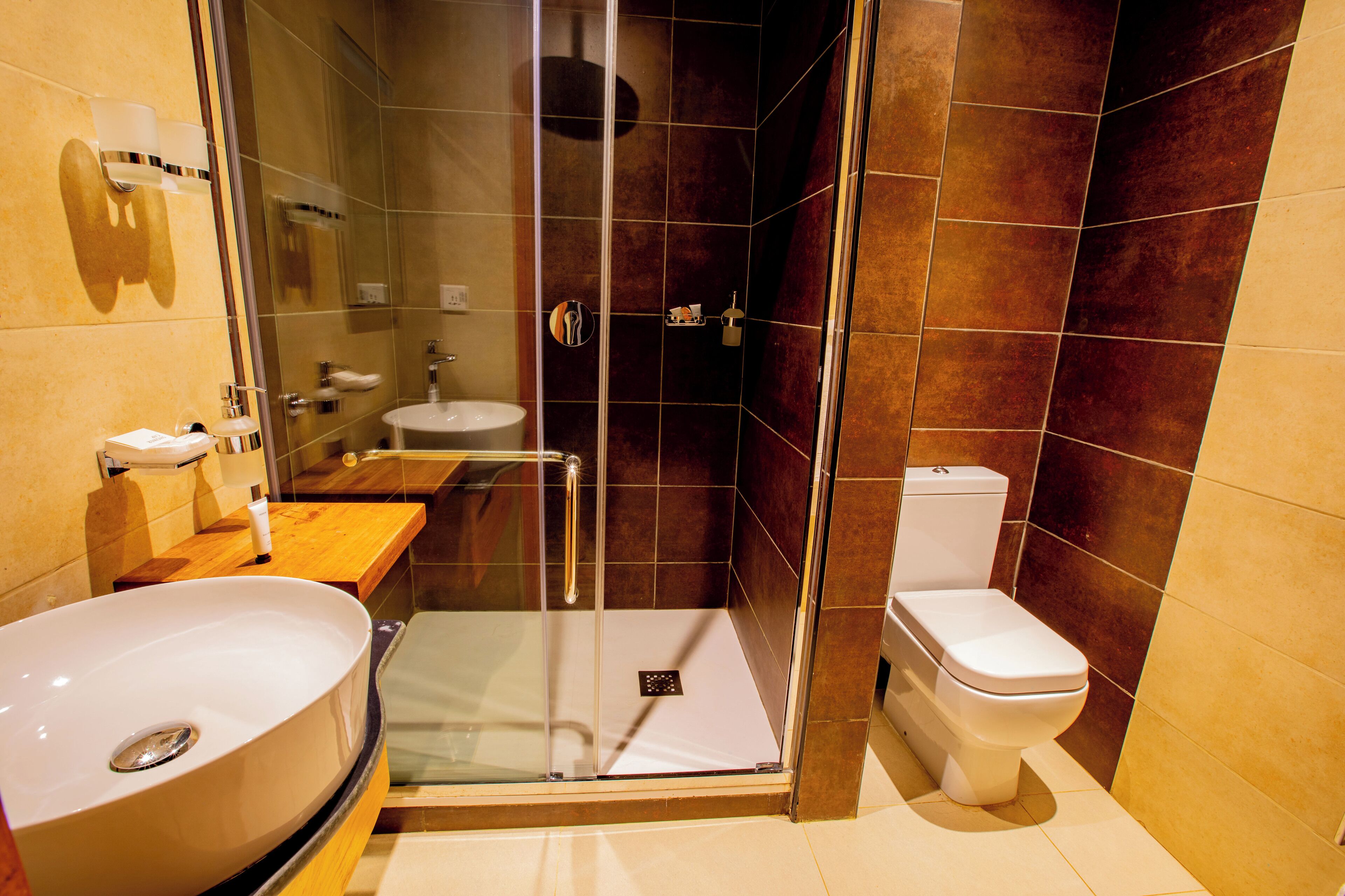 luxury room | 1 bedroom, minibar, in-room safe, desk