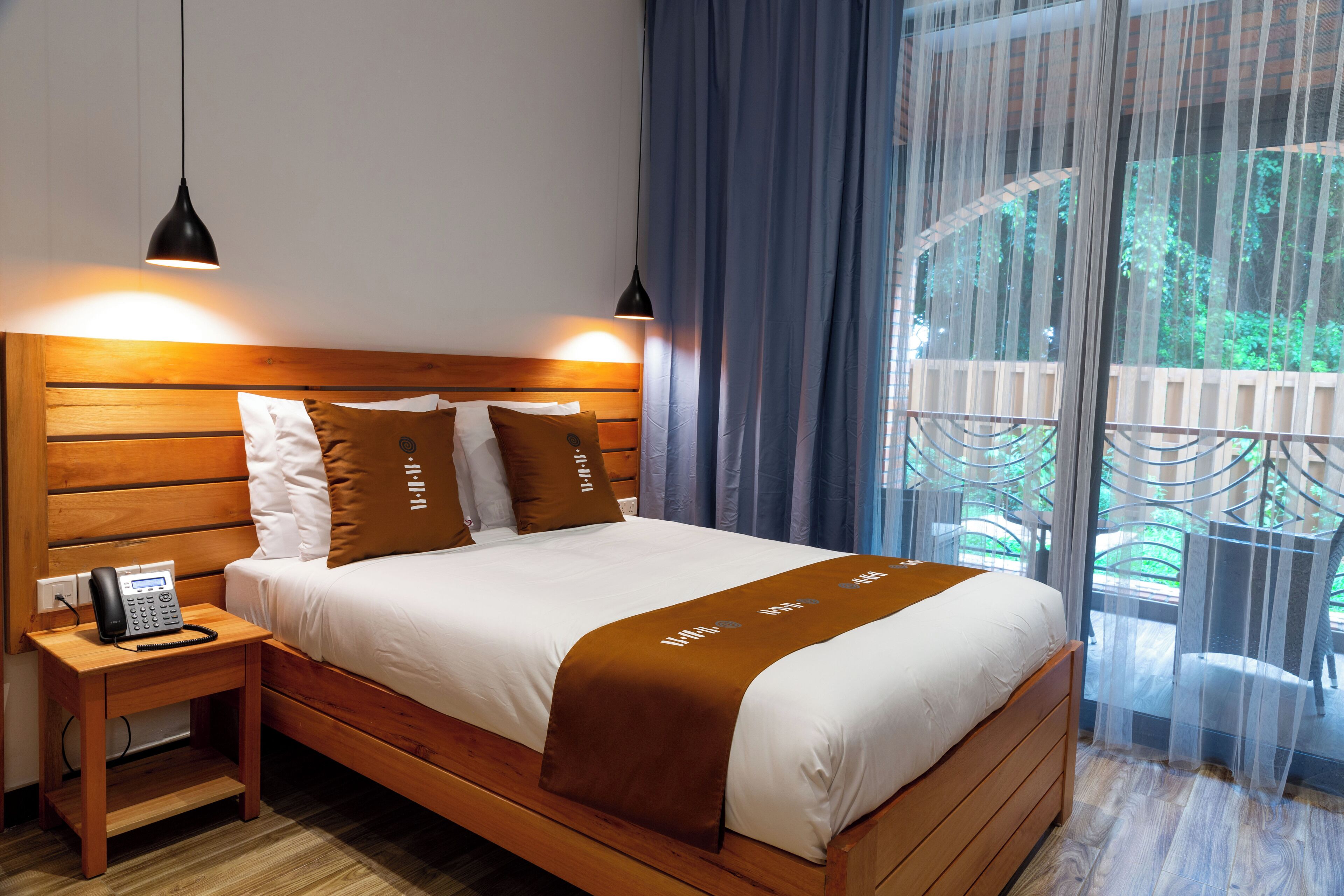 luxury room | 1 bedroom, minibar, in-room safe, desk