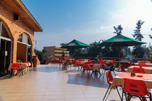 Lunch and dinner served, local and international cuisine - Hotel Chez Lando (Kigali)
