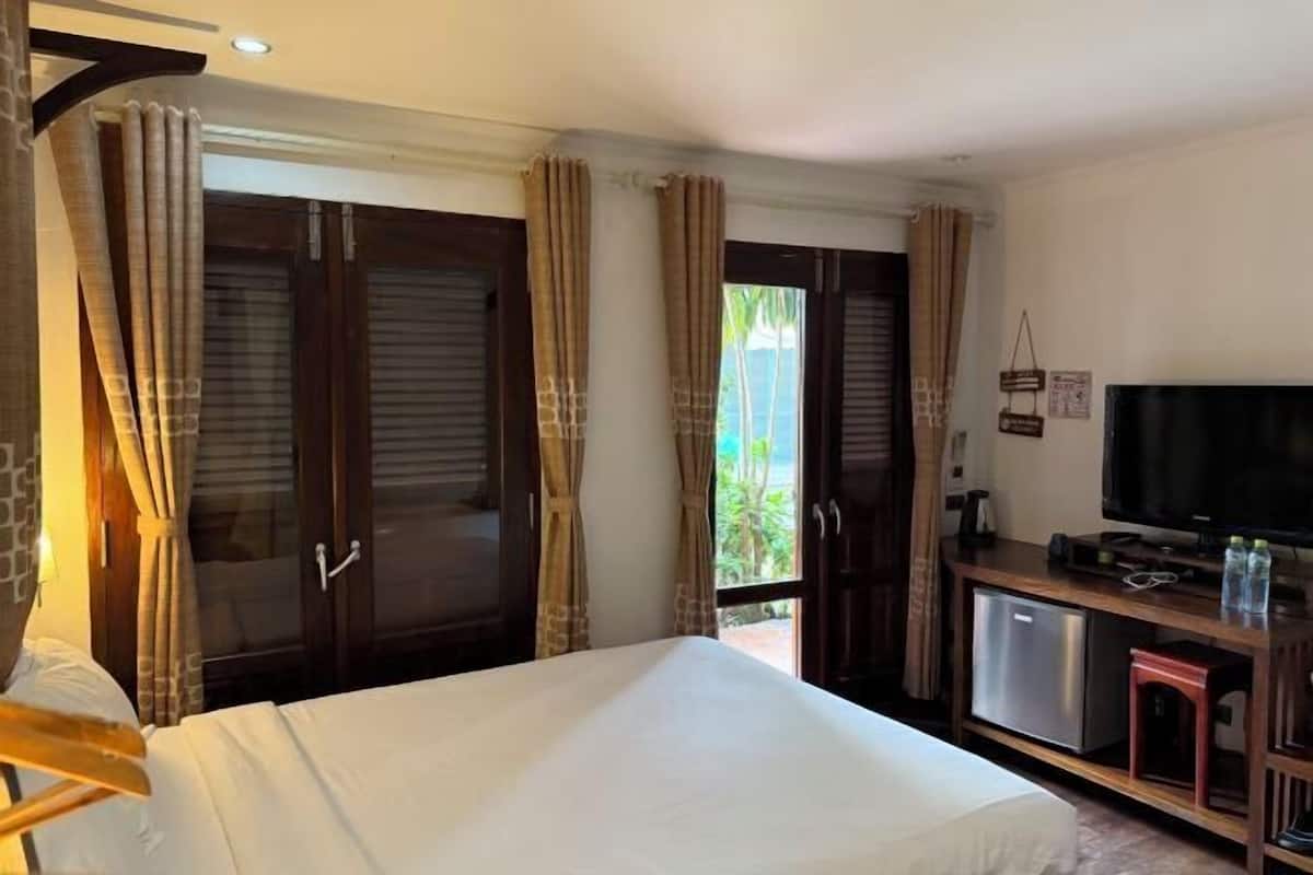 1 habitación, caja de seguridad en la habitación y escritorio