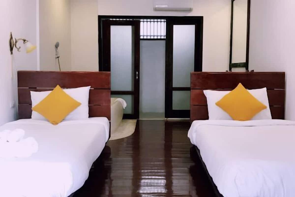 1 bedroom, in-room safe, desk, iron/ironing board