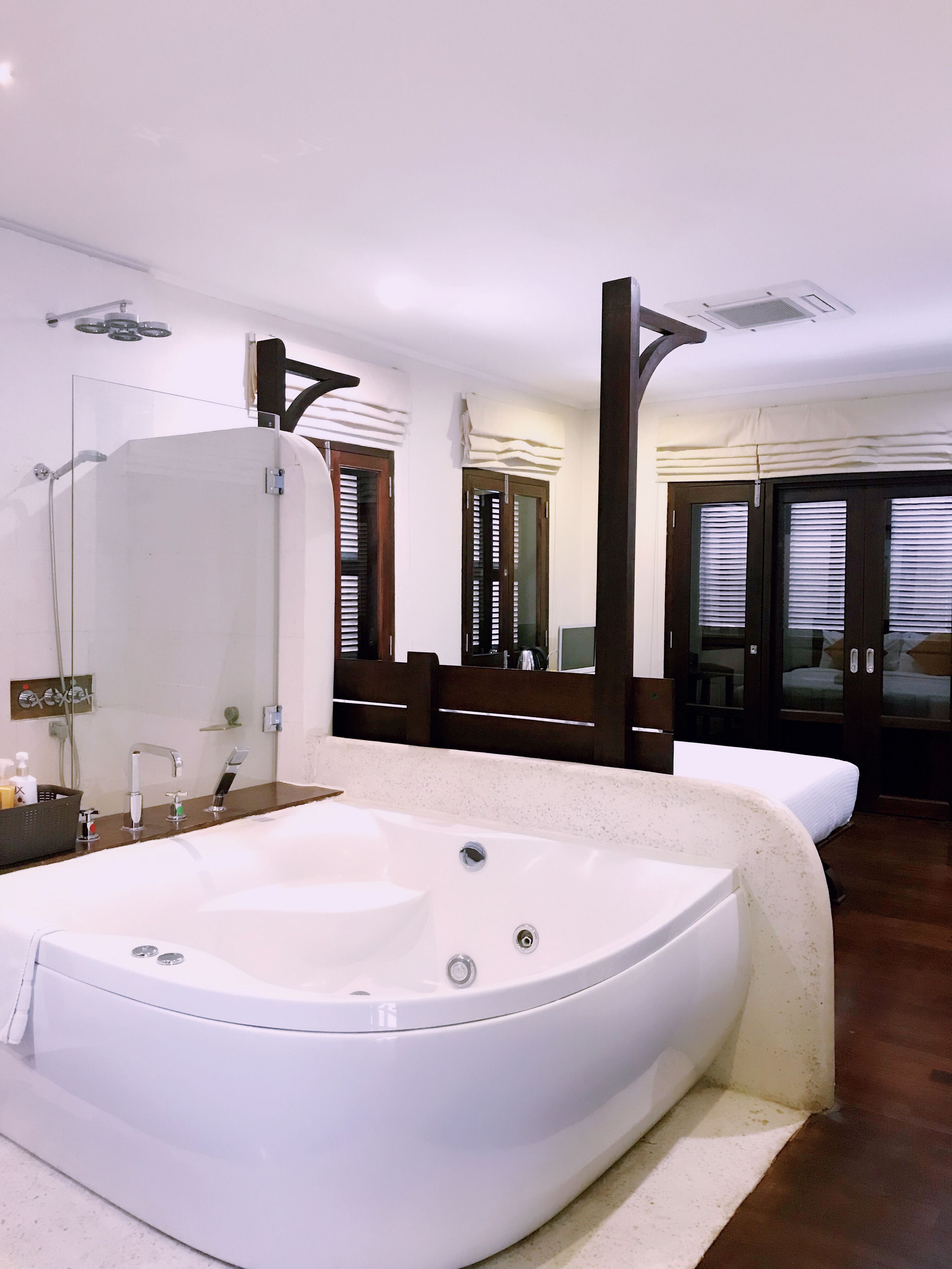 Deluxe Suite, 1 Bedroom, Courtyard View | Jetted bathtub